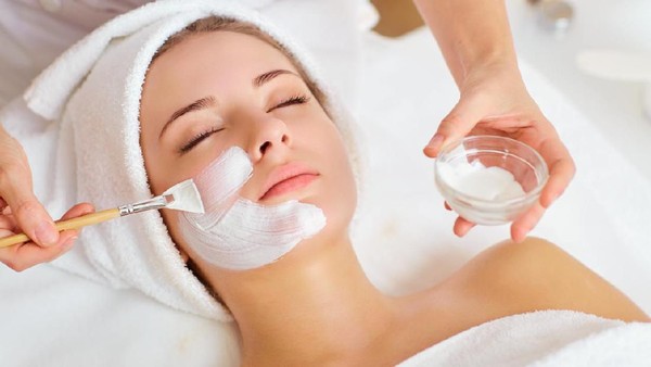 Perawatan facial di Klinik Pratama DRW Estetika